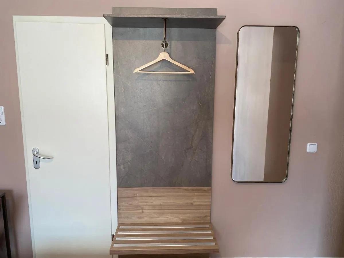 ***  Hotel Petite Koenigsallee Self Check-In Düsseldorf Almanya